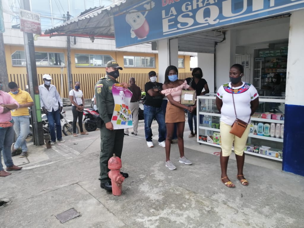 PoliciaUNIPEP's tweet photo. ¡Sin virus, ni violencia! En el barrio Kennedy de #Quibdó @PoliciaChoco , hablamos con la comunidad sobre la importancia de conocer y denunciar los tipos de violencias basadas en género #SomosUnoSomosTodos #EmaContigo https://t.co/YtkMIAJKMg