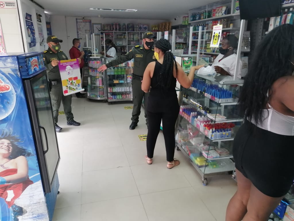 PoliciaUNIPEP's tweet photo. ¡Sin virus, ni violencia! En el barrio Kennedy de #Quibdó @PoliciaChoco , hablamos con la comunidad sobre la importancia de conocer y denunciar los tipos de violencias basadas en género #SomosUnoSomosTodos #EmaContigo https://t.co/YtkMIAJKMg
