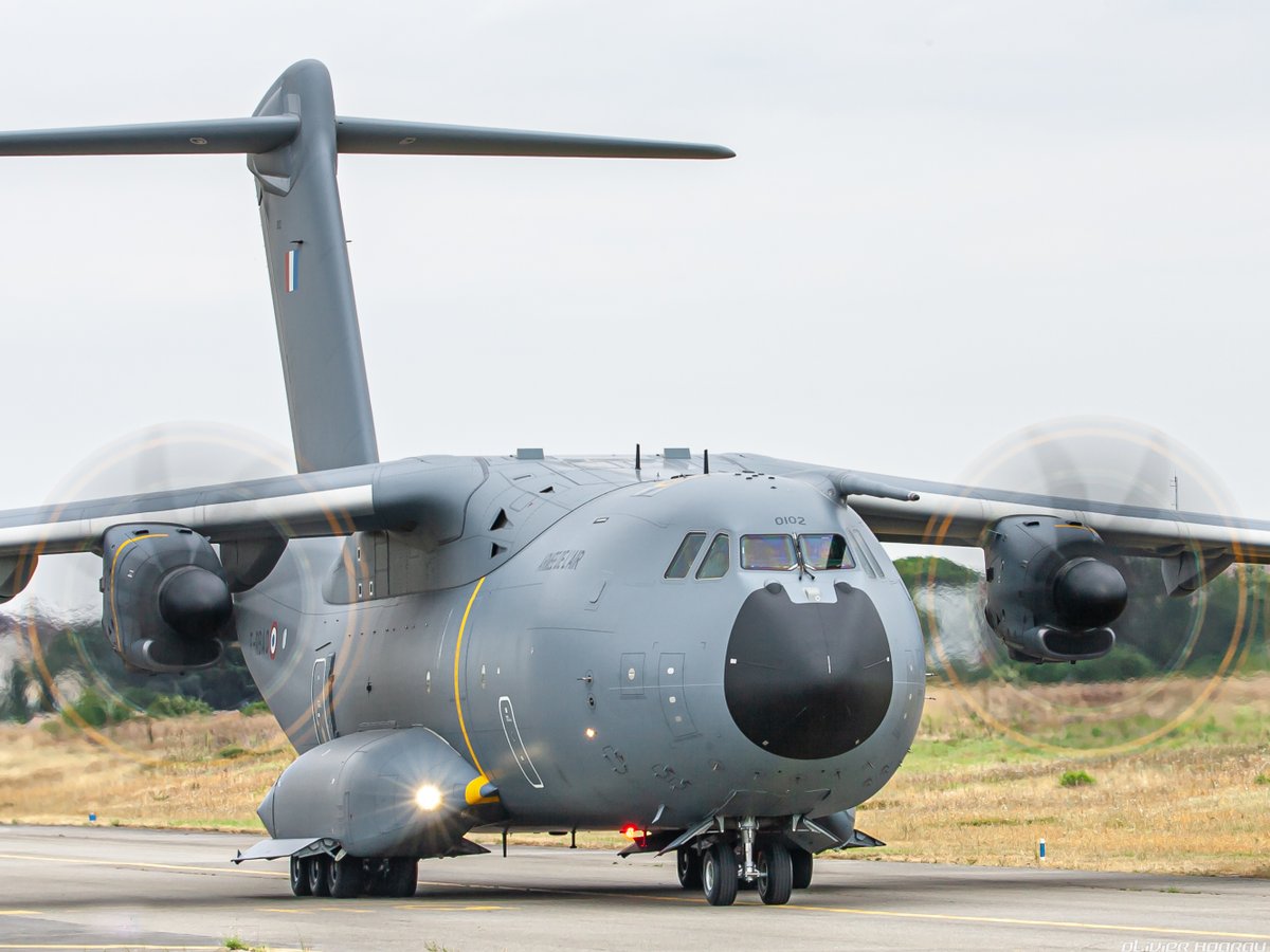 OlivierHoarau's tweet photo. 🇫🇷 Meeting with the last #grizzly @AirbusDefence  of @Armee_de_lair #FRBAQ this afternoon ✈️🐻‍❄️
#A400M #Airbus #armeedelair #AvGeek #Faf #FrenchAirForce #Military https://t.co/TcGhnQqhum