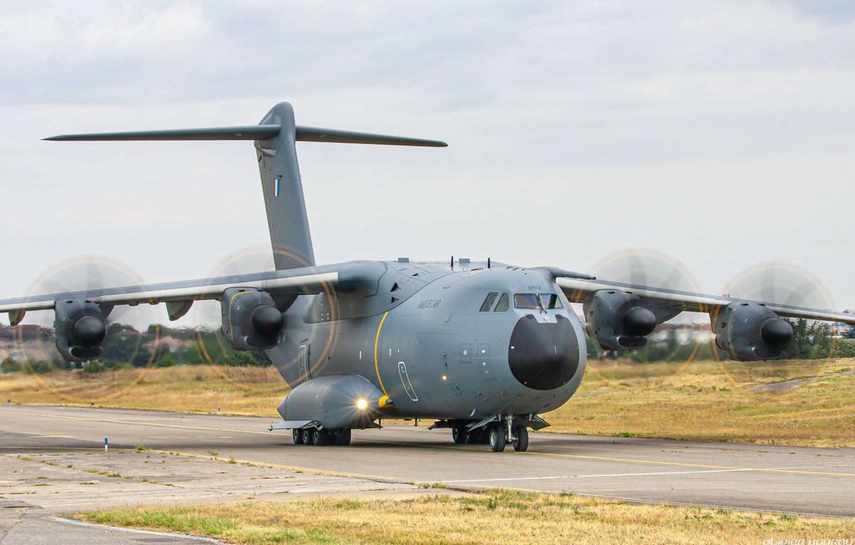 OlivierHoarau's tweet photo. 🇫🇷 Meeting with the last #grizzly @AirbusDefence  of @Armee_de_lair #FRBAQ this afternoon ✈️🐻‍❄️
#A400M #Airbus #armeedelair #AvGeek #Faf #FrenchAirForce #Military https://t.co/TcGhnQqhum