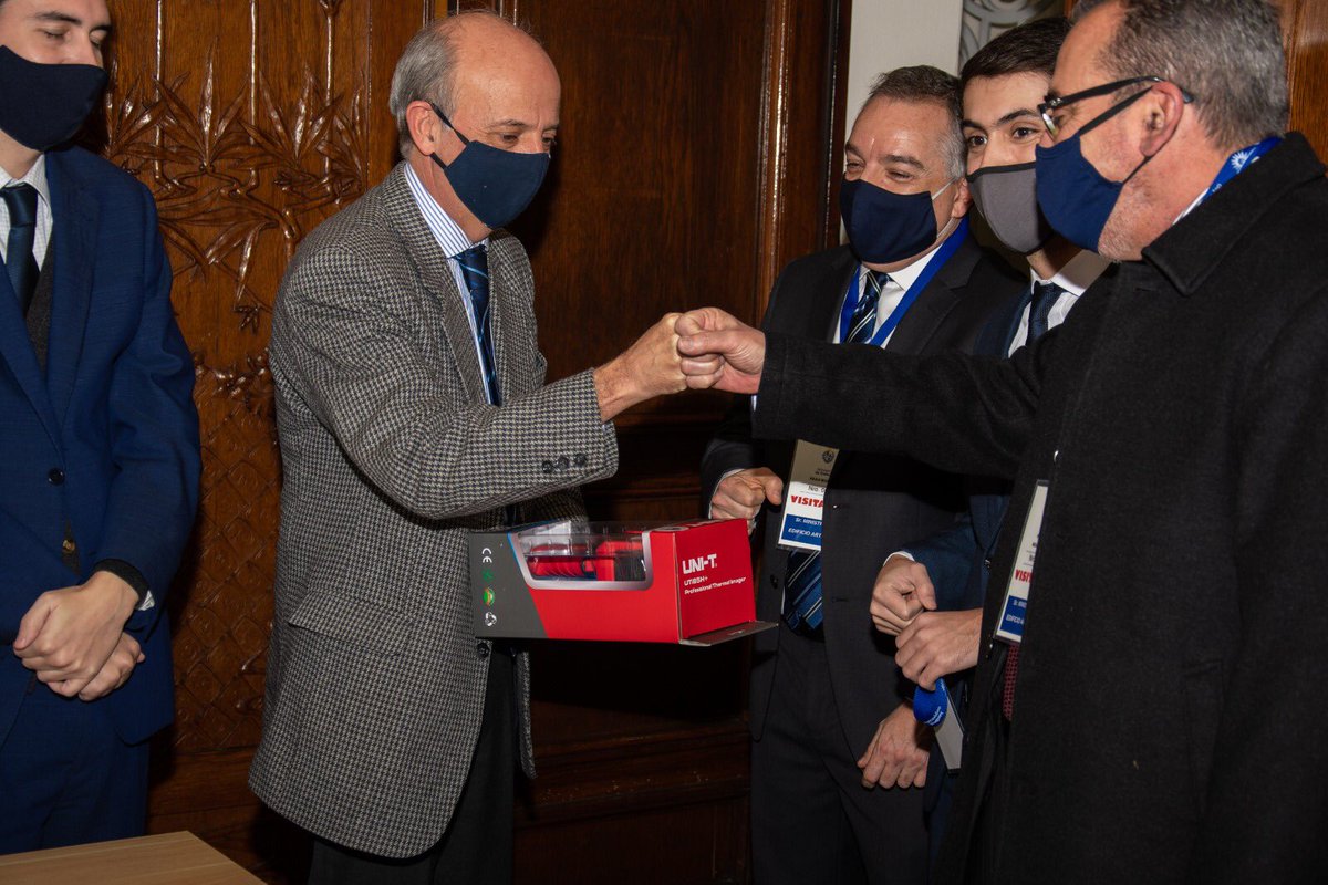 MDN_Uruguay's tweet photo. El Ministerio de Defensa Nacional recibió una cámara térmica, donada por la empresa Abelenda Hnos. La cámara, que será destinada a un paso fronterizo, fue entregada al ministro Javier García y al subdirector gral. del ministerio Cipriano Goñi. https://t.co/eJKuakLAnW