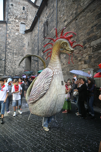 festesorg's tweet photo. El #basilisc un animal de la fantasia popular catalana mig gall i mig serp. #Bèstia misteriosa i poc coneguda, a Catalunya n'hi ha 4 exemplars. Coneix on s'amaga i els perills de la seva mirada!
➡️ https://t.co/5hwyvzauKX
📸 Manel Carrera
@ReusCultura @BasiliscM @BestiariFestiu https://t.co/eeRv9GYOxC