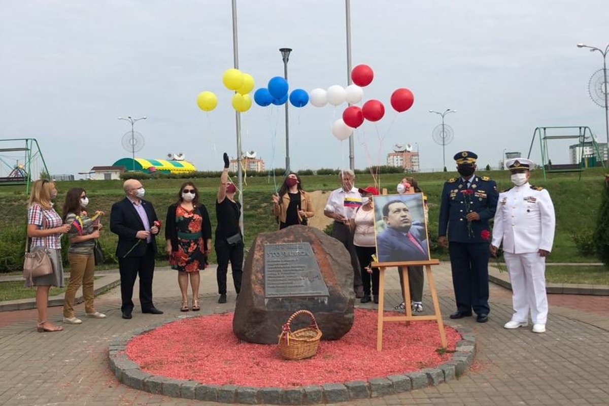 PartidoPSUV's tweet photo. Embajada de Venezuela en Belarús homenajeó al líder de la Revolución Bolivariana Hugo Chávez https://t.co/ZrRYKXqrjI 
https://t.co/dnc2ITJX4X