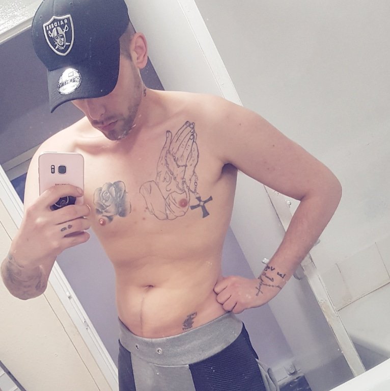 mastershane19's tweet photo. #chav #scally #greyjoggers #bisexualboy #tattooedboys #single #BIRMINGHAM #snapback https://t.co/d2nKJVjdrv