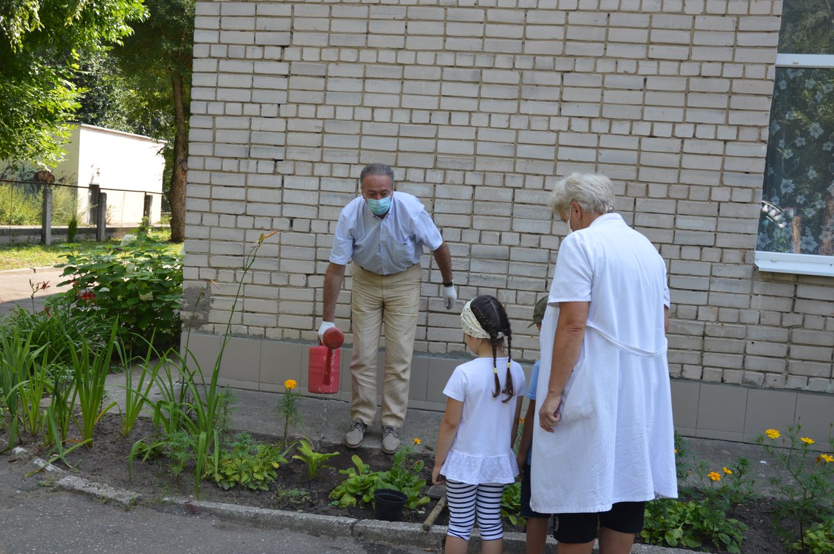 Каждый год 28 июля отмечается День исполнения желаний. 😇
Сегодня меня пригласили в детский сад номер 195. Вместе с воспитателем и детьми посадили цветы и загадали самые заветные желания.🌹  Надеемся все сбудется. Всегда мечтайте, потому что мечтам свойственно сбываться!😉