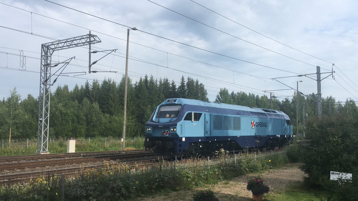 kestinen's tweet photo. Onko tämä nyt sitä kuuluisaa kermankuorintaa?
Virolaisen #Operail AS:n Dr20-veturi ohitti Kalvitsan aseman Savon radalla tänään klo 17:53. https://t.co/P9czCLfTOL