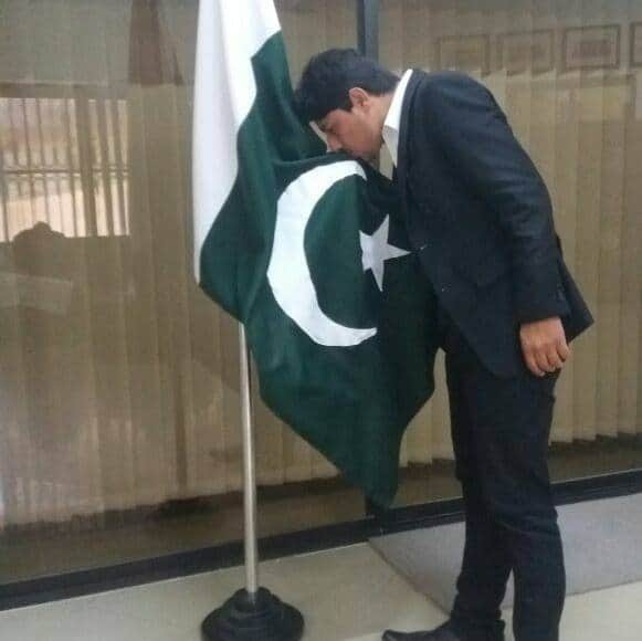GhazanBinMateen's tweet photo. ہمارے بہت ہی اچھے دوست اور نہایت قابلِ احترام سید محمد جوقبائلی اضلاع میں لوگوں کو درپیش مسائل پر بات کرتے اور حالیہ دنوں میں جب آن لائن کلاسز شروع ہوئیں تو قبائی اضلاع میں انٹرنیٹ سروس نہ ہونے پر بات شروع کی. 
#ReleasesayedMuhammad #WeWantJustice #JusticeForsayedmuhammad https://t.co/RJgTzfkxFJ