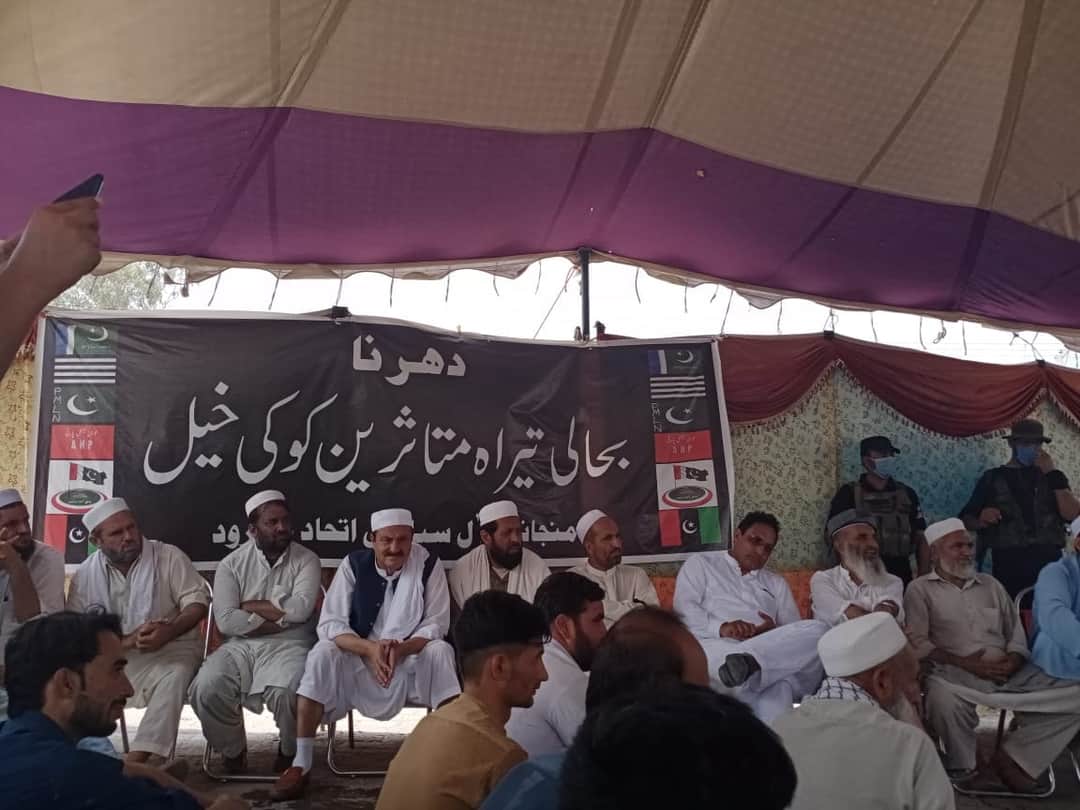 zarghonshahafri's tweet photo. ہم.خالی وعدوں پر یقین نہیں رکھتے بلکہ عملی اقدامات  کا قائل ہے دس سال سے در بہ در ہے  اب ہمیں اپنے گھروں کو جانے دے https://t.co/I3ZuG3kuJ4