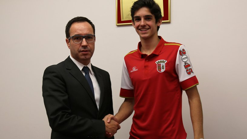 À Braga, il progresse régulièrement, et en U15 se démarque vraiment. À partir des U16, il fera toutes les sélections de jeunes du Portugal . Le 16 janvier 2016, il devient le plus jeune joueur à signer un contrat pro à Braga.