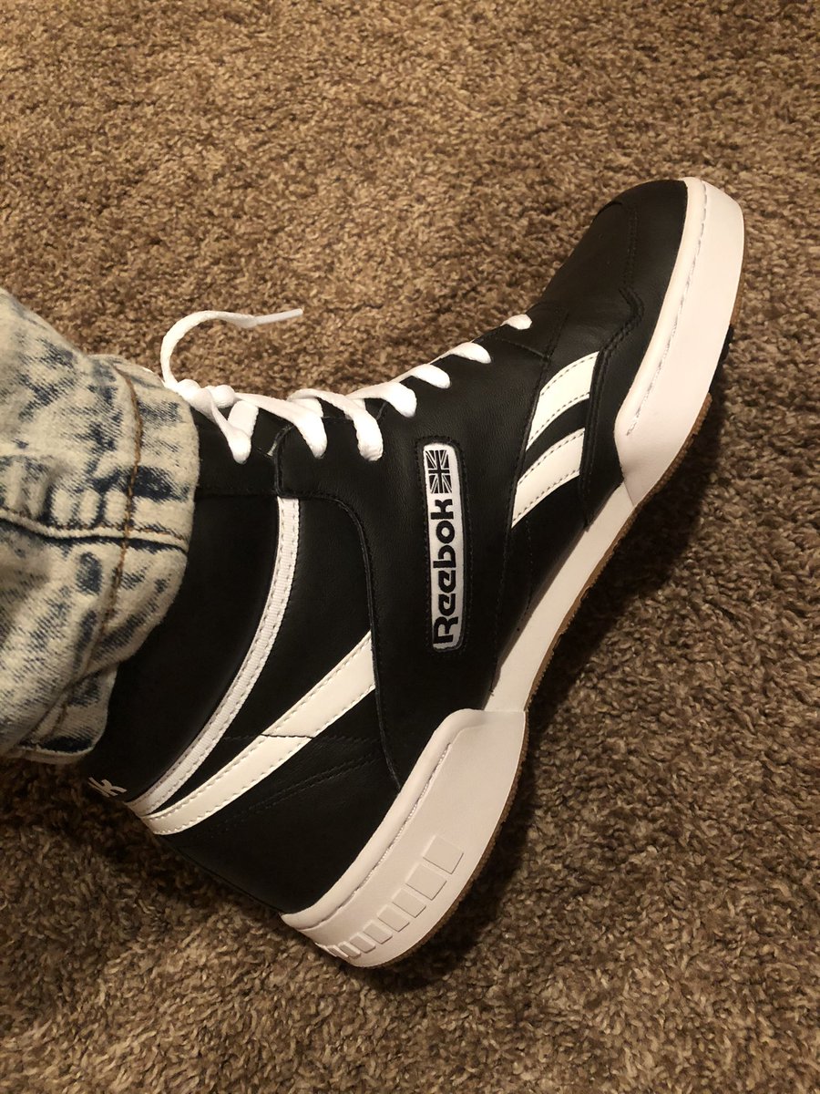 StudioTheMan's tweet photo. Y’all still fuck wit Reebok’s? I know they kinda went outta style but I really love this shoe. The classic Reebok/ black and white with the gum bottom... yea they were cheap but I like to have  some variety... Whatchall think? Hot or Not??? #StudioQuestion #SneakerResearch https://t.co/5OSSpD0lkr