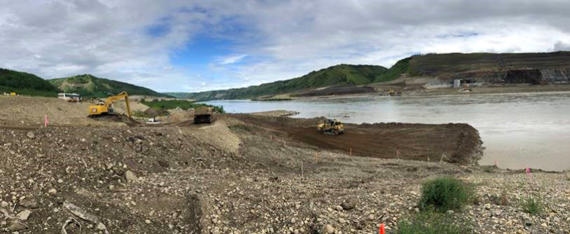 What does this photo from  @sitecproject's tweet actually show? Engineer: "Pretty obvious Hydro's photo is useless..that's not clearly related to a cofferdam. They should be embarrassed to show that." Is the only purpose of this photo to minimize the sheer size of the Peace River?