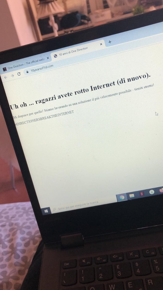 escono le sorprese: un sito già crashato in origine da loro, un video di “unseen” moments (visti e rivisti)che pure mia madre sa a memoria e un video riassuntivo che mi ha fatto piangere pure l’acqua con cui mi hanno benedetta nel lontano maggio del 2003. inizia così la 1D week