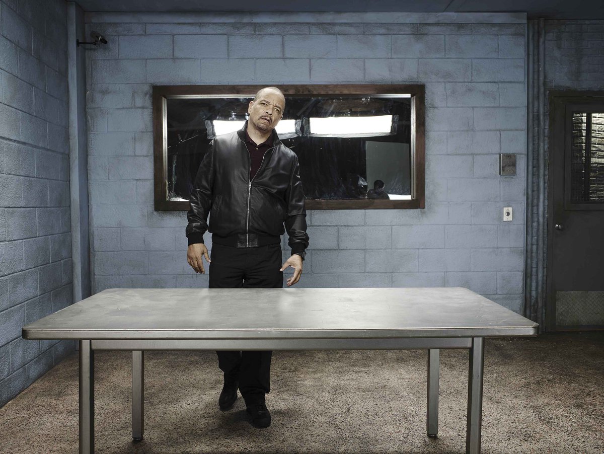 FINALLEVEL's tweet photo. That SVU look you give a MF when you KNOW they’re lying.. And they’re like "Where the F did this dude come from?!” #SVU https://t.co/lTMWneWo2G