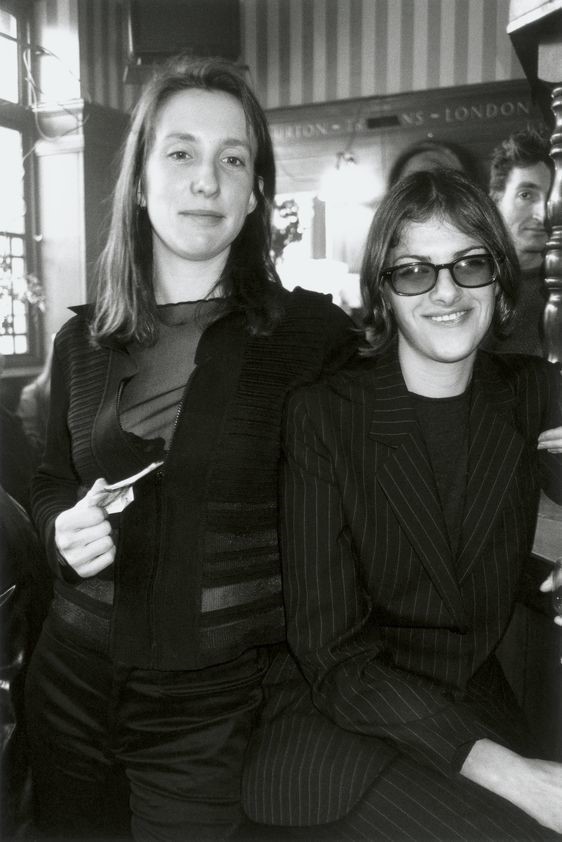 PassTheMyc's tweet photo. Sam Taylor-Wood with Tracey Emin in the Golden Heart Pub (East London), 1996, back when pubs were a thing.
#samtaylorwood #traceyemin #youngbritishartists #yba #pubs #flashback #TBThursday #tbt 

(copyright Johnnie Shand Kydd) https://t.co/l3CGjCSRQs