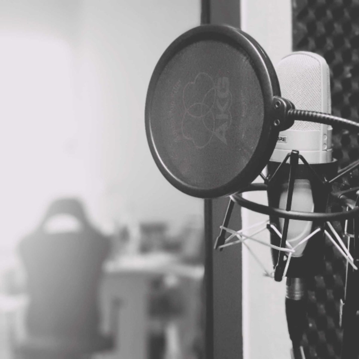 thejumptv's tweet photo. Preparant una sorpresa amb @AjVilanant desde la nostra cabina de grabació insonoritzada 🎤🎥
Aviat podrem explicar més... 😎
#VoiceOver #VeuEnOff #girona_streaming #thejumptv https://t.co/PoPl1Gh7rc
