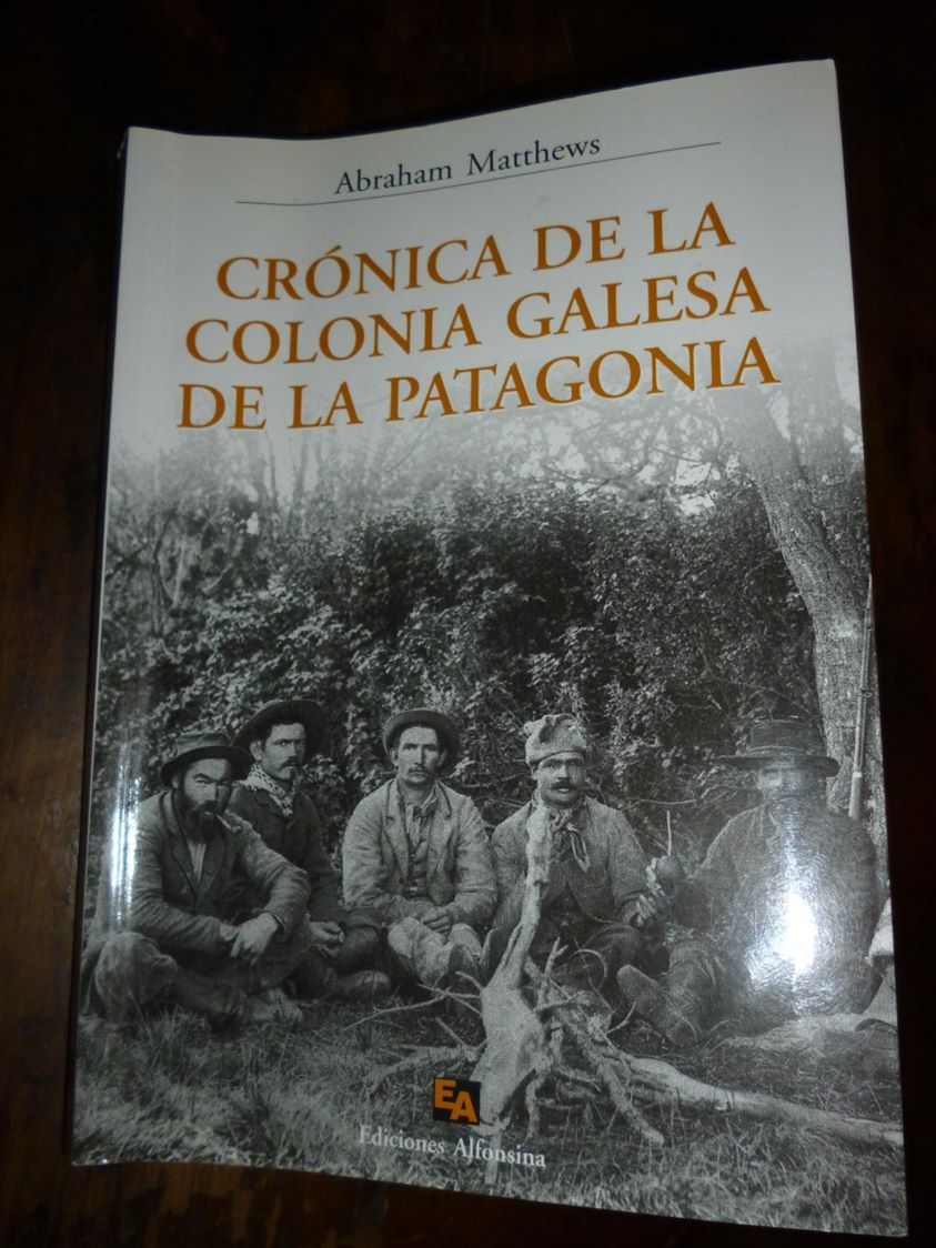 Libro imprescindible, debería ser texto de los planes de estudio escolares.
Esta joya, entre historia y aventura nos muestra como el tesón, la convicción y la búsqueda de un destino común forjó la Colonia Galesa cuyo pueblo logró mantener su idiosincrasia y su lengua viva.