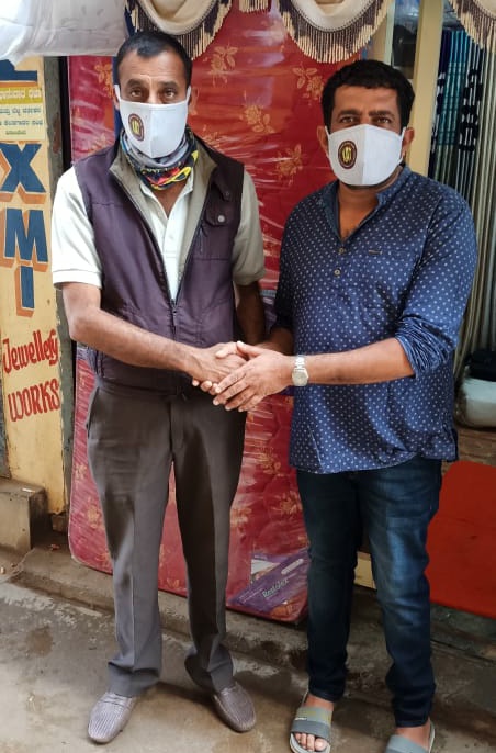 KodaguTeam's tweet photo. #ಪಟ್ಟಡ_ರತನ್_ಅಯ್ಯಪ್ಪ ಅವರಿಗೆ ಮಾಸ್ಕ್ ನೀಡಿ  #ಕೊಡಗು_ಆಕ್ಷನ್_ಟೀಂ ಗೆ  ಬರಮಾಡಿಕೊಂಡ ಸದಸ್ಯರು. https://t.co/jLLu0KoQER