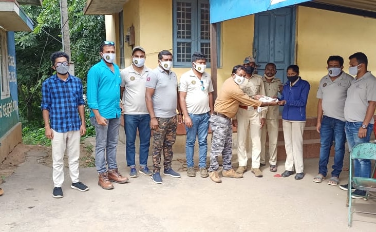 KodaguTeam's tweet photo. #ಕೊಡಗಿನ #ಕುಶಾಲನಗರ_ಗೇಟ್ ಬಳಿ ಕರ್ತವ್ಯ ನಿರ್ವಹಿಸುತ್ತಿರುವ #ಕೊರೋನಾ_ವಾರಿಯರ್ಸ್ ಗೆ ಮಾಸ್ಕ್ ವಿತರಿಸಿದ #ಕೊಡಗು_ಆಕ್ಷನ್_ಟೀಂ ನ ಸದಸ್ಯರು https://t.co/srgq3arJZF