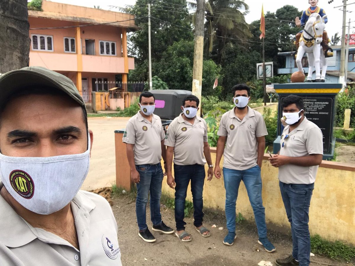 KodaguTeam's tweet photo. #ಸೋಮವಾರಪೇಟೆ ಪಟ್ಟಣದ #ಶ್ರೀ_ಬಸವೇಶ್ವರ_ವೃತ್ತದಲ್ಲಿ #ಕೊಡಗು_ಆಕ್ಷನ್_ಟೀಂ ನ ಸದಸ್ಯರು  🙏🙏🙏 https://t.co/g87lHMzxqU
