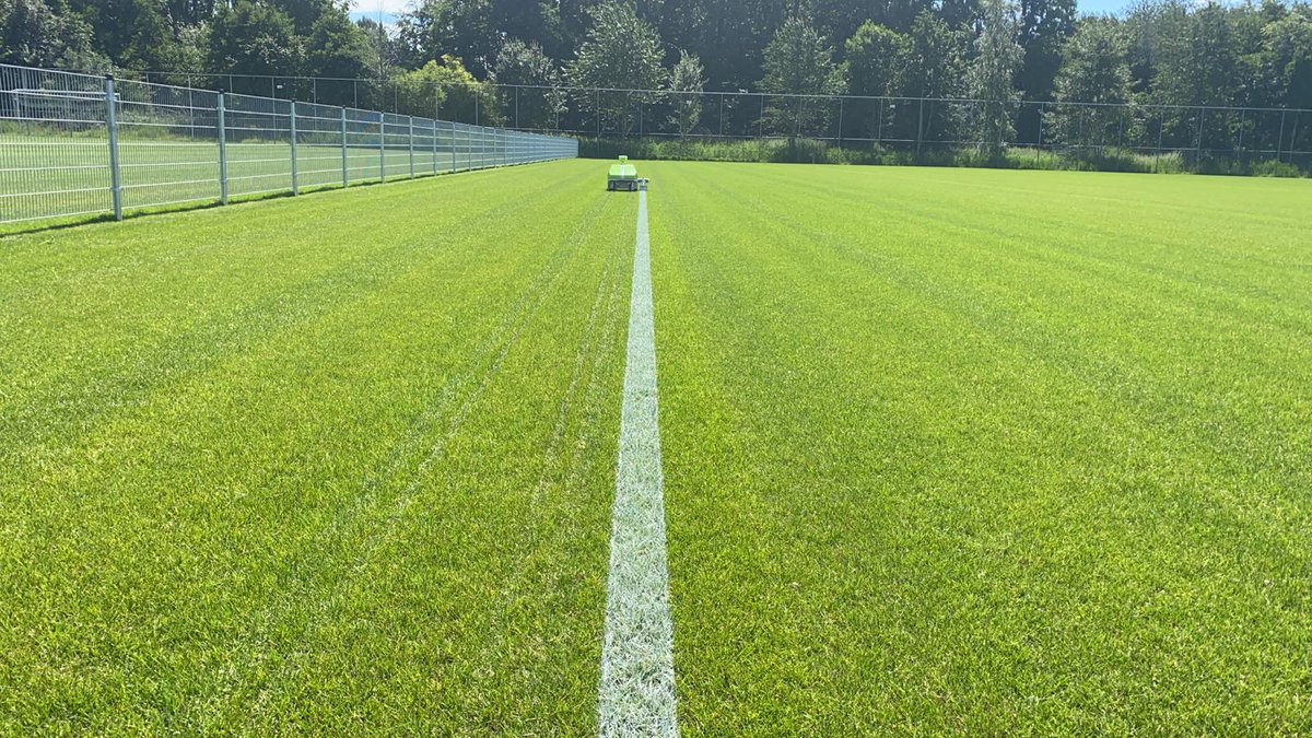 Vandaag zijn door @gertjanhilarius de lijnen gezet op de gerenoveerde velden van sportpark de Vormt  op #urk . Strak en efficiënt werk met de robotbelijner!
