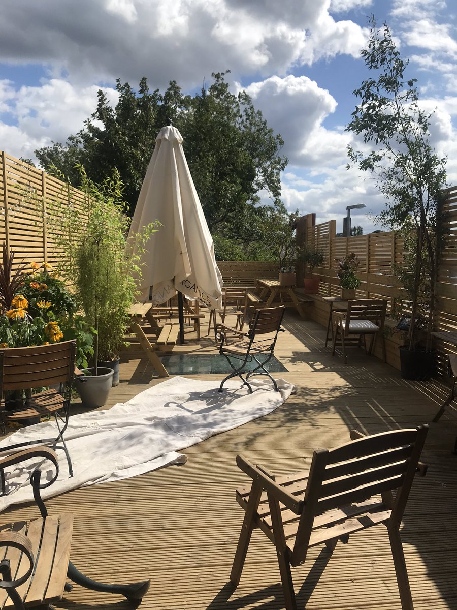 AndreenNick's tweet photo. Let me introduce you to Diggy, owner of the newest and coolest hangout in Peckham. Check out their incredible sunny terrace. Perfect for a cocktail or a cool beer. @nectarimportsuk #tolapeckham https://t.co/JUTOfx2SfQ