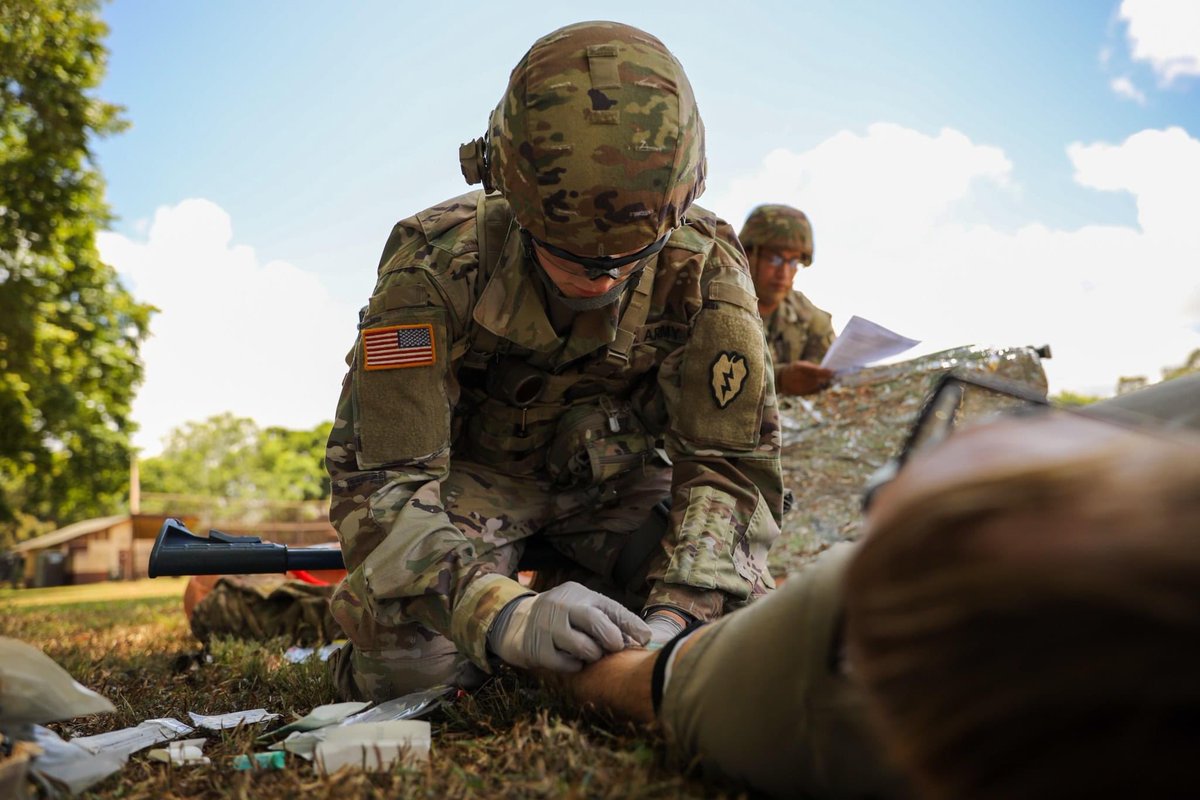 25thID's tweet image. It’s #TrainingTuesday and we are highlighting the Soldiers of 25th Sustainment Brigade as they conduct #EFMB training.

Way to get after it #LightningSupport!

#Readiness #TropicLightning #StrikeHard #AmericasPacificDivision