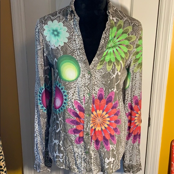 s_tinsa's tweet photo. So good I had to share! Check out all the items I'm loving on @Poshmarkapp #poshmark #fashion #style #shopmycloset #victoriassecret #desigual #prada: https://t.co/csp3w15ua8 https://t.co/55CGibrvxU