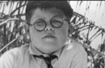 danielmenaker's tweet photo. It is as an example of lookism--which I herewith abjure-- that someone sent me this visual  comparison of Piggy in Lord of the Flies to, er, someone else https://t.co/UHUne7L9pC