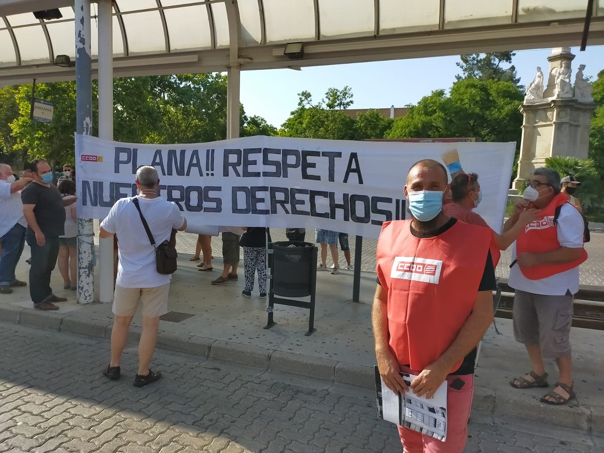 ccoo_FSCbllapag's tweet photo. Avui treballadorxs de @AutocarsMONBUS (grup @BusPlanaOficial) manifestant-se a #vilanovailageltru contra els abusos de l'empresa i reclamant el pagament de les prestacions per atur per mala gestió de l'empresa
#ATMBcn
#Sitges
#SPRibes
@ccoocatalunya https://t.co/oT2srauRCq