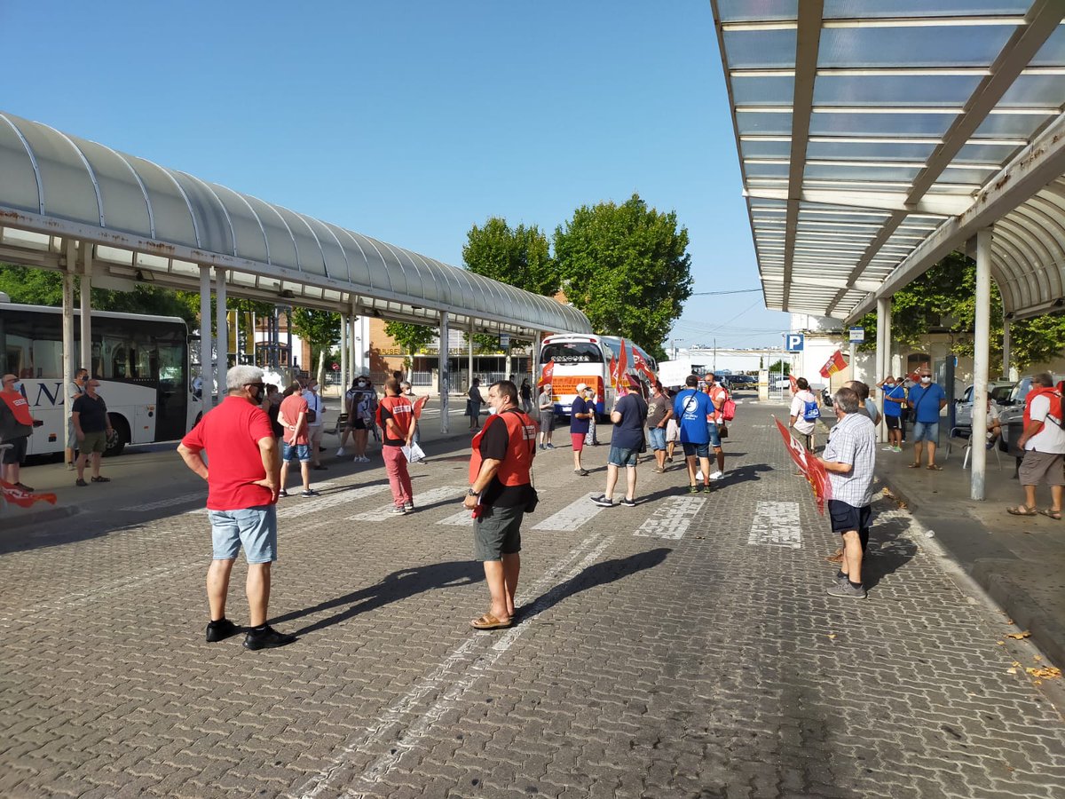 ccoo_FSCbllapag's tweet photo. Avui treballadorxs de @AutocarsMONBUS (grup @BusPlanaOficial) manifestant-se a #vilanovailageltru contra els abusos de l'empresa i reclamant el pagament de les prestacions per atur per mala gestió de l'empresa
#ATMBcn
#Sitges
#SPRibes
@ccoocatalunya https://t.co/oT2srauRCq
