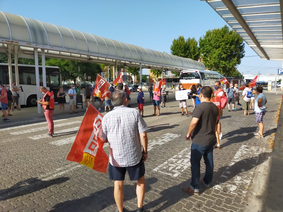 ccoo_FSCbllapag's tweet photo. Avui treballadorxs de @AutocarsMONBUS (grup @BusPlanaOficial) manifestant-se a #vilanovailageltru contra els abusos de l'empresa i reclamant el pagament de les prestacions per atur per mala gestió de l'empresa
#ATMBcn
#Sitges
#SPRibes
@ccoocatalunya https://t.co/oT2srauRCq