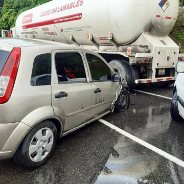 oasistereo1's tweet photo. #ReporteVial Via:@nathalividal #HaceMinutos Colisión entre dos vehículos en la autopista Valle - Coche #AVC a la altura del dist. #LaBandera, producto del pavimento húmedo, con dos lesionados. @paramedicosmtt
 en el lugar. #OasisVial #28Jul https://t.co/8pZCN9uEzi