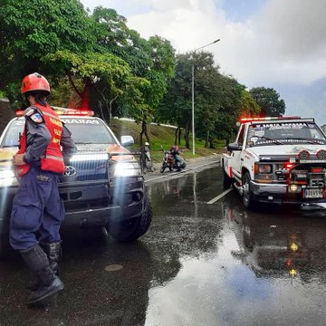 oasistereo1's tweet photo. #ReporteVial Via:@nathalividal #HaceMinutos Colisión entre dos vehículos en la autopista Valle - Coche #AVC a la altura del dist. #LaBandera, producto del pavimento húmedo, con dos lesionados. @paramedicosmtt
 en el lugar. #OasisVial #28Jul https://t.co/8pZCN9uEzi