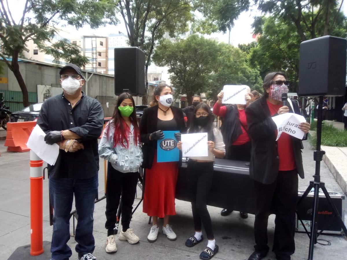 gloangel69's tweet photo. Una comisón de @UTEmexico acudió esta mañana al 
@senadomexicano  para exigir la consideración de su Punto de Acuerdo. A tres meses de haberlo entregado a 
@mario_delgado  seguimos sin respuesta alguna para los trabajadores de la cultura y espectáculo. 
#LaCulturaEsUnDerecho https://t.co/qu5EatbzT5