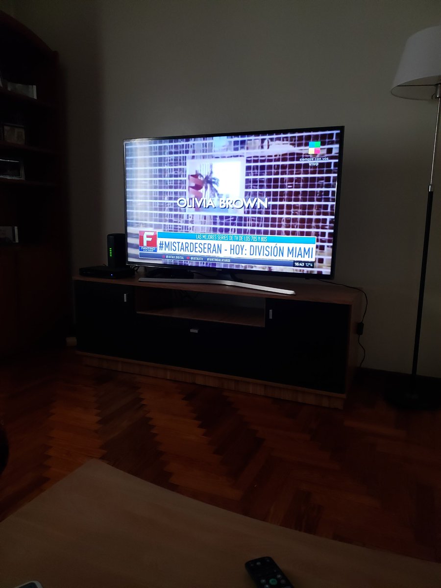 Miami Vice, la primera vez que fui a Miami tipo el 87 me saqué una foto en ese edificio, así era de fanática de esa serie #mistardeseran