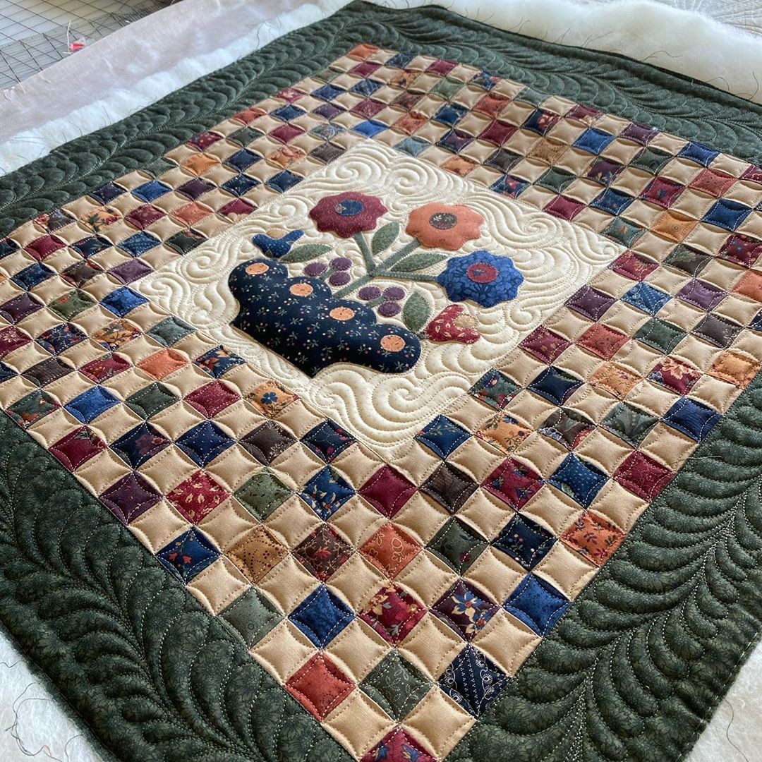 habanddash's tweet image. Custom quilted table topper from Teresa Silva.  #StitchNShare #GlideThread #FilTecThread #HabandDash