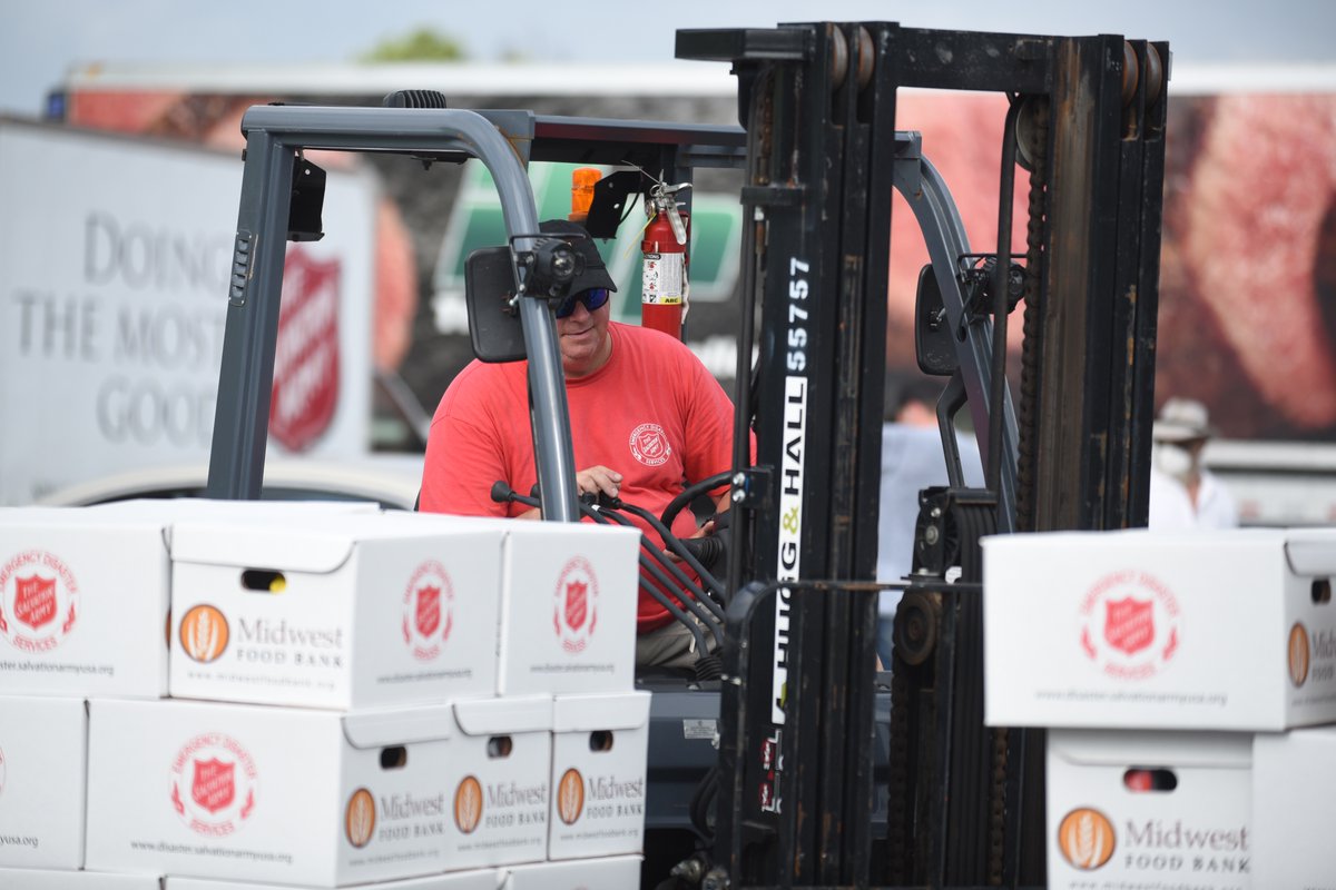 NWADemGazPhotos's tweet photo. 800 boxes of food and more distributed by @SalArmyNWA @Ch_JesusChrist @TysonFoods @ThePackShackNWA at the home of the @nwanaturals in Springdale https://t.co/o3Ip4HS94l