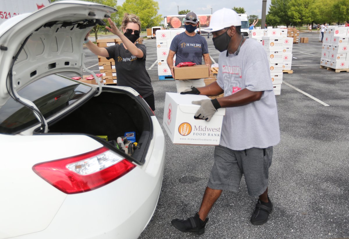 NWADemGazPhotos's tweet photo. 800 boxes of food and more distributed by @SalArmyNWA @Ch_JesusChrist @TysonFoods @ThePackShackNWA at the home of the @nwanaturals in Springdale https://t.co/o3Ip4HS94l