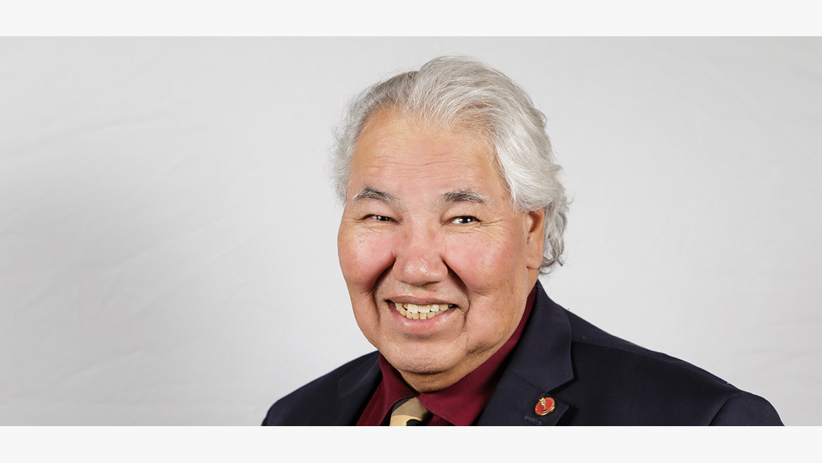 { #Thread 1/7} Murray Sinclair was born in 1951 near Selkirk, Manitoba, an area known until 1907 as the St. Peter’s Reserve, when most of its Ojibwa and Cree people were forced to relocate to what is now the Peguis First Nation.A bright student, Sinclair graduated