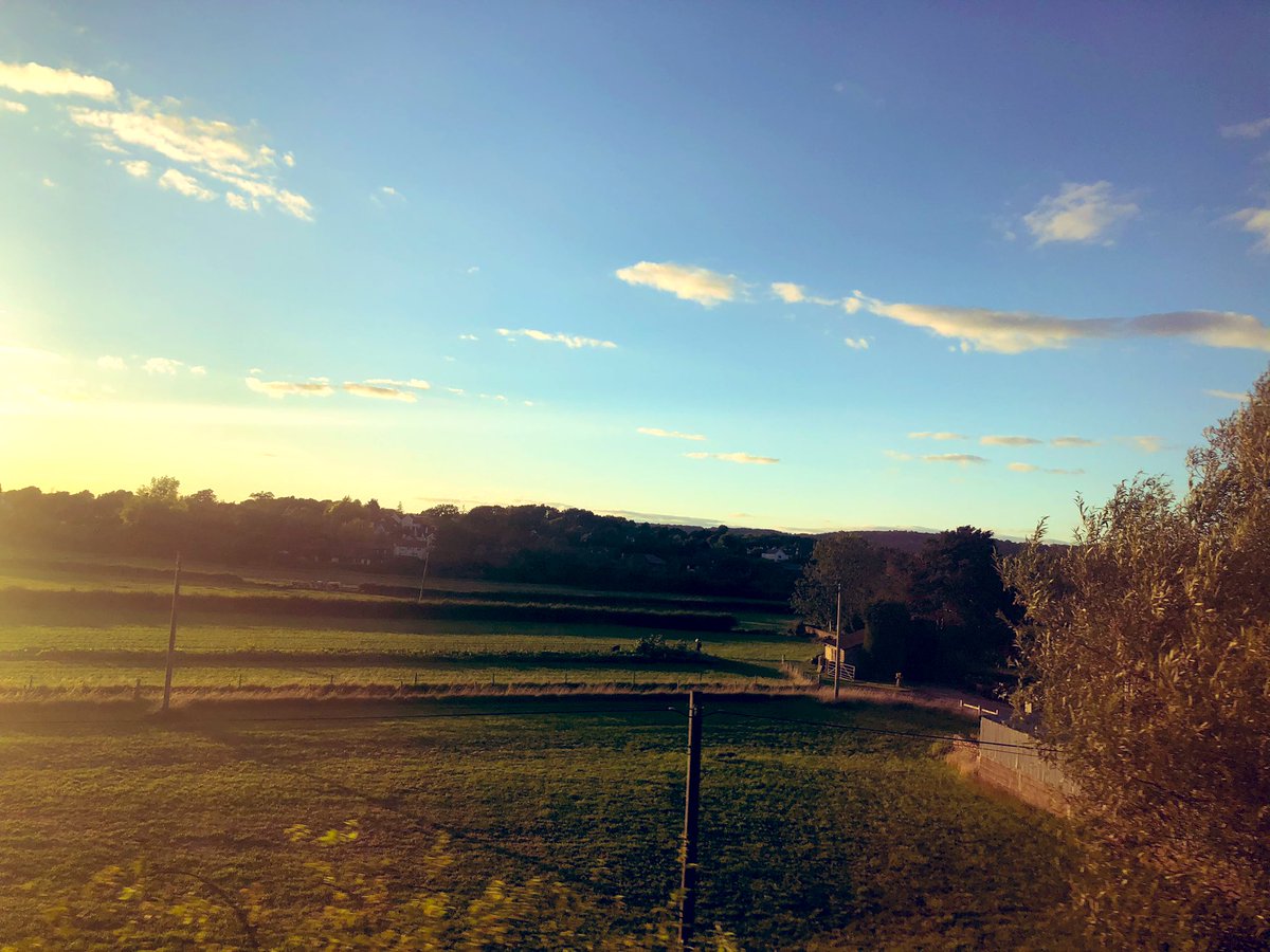sidwell_natasha's tweet photo. Finished assessing in WSM for the day, so en route back to Chippenham Station to go home. Beautiful evening sky, so peaceful. #LongDay #AssessorLife #Relax π©π»βπ»π»π https://t.co/pyrdr6XmRl