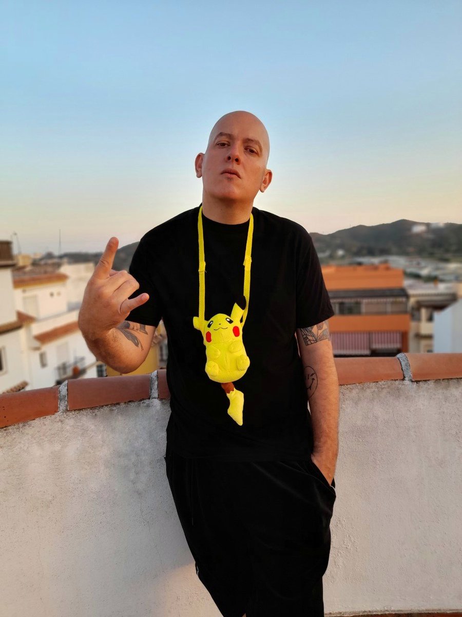 Capaz_HP's tweet photo. Pues eso que estoy haciendo un discazo que se caga la perra. Revisando el material para mi trabajo más loco. ¿Alguna sugerencia en cuanto a colabos? #capaz #alozorrocallao #trabajandoduro #workinghard #lyrics https://t.co/t86CPE4Xs7