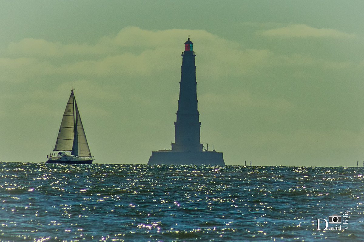 david_folie's tweet photo. Le phare de Cordouan accompagné de son petit voilier ⛵️
Un vrai menu gastronomique pour une photo 😂
#phrarecordouan #oceanatlantique #voilier #verdonsurmer #nature #NaturePhotography #enpleinemer #photooftheday #nouvelleaquitaine https://t.co/Y8WOUlv2Cd