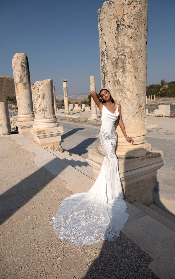 pninatornai's tweet photo. Sleek & chic! This style is perfect for a beach or vineyard wedding. Would you walk down the aisle in #RealCollection #Style4802?
Available @KleinfeldBridal
Photo: Alexander Lipkin
Makeup: Ortal Elimeleh
Hair: Benjamin Ruimi https://t.co/HuWJk6GH1k