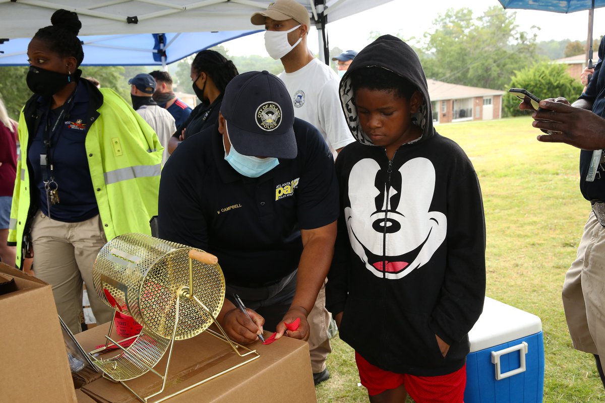 Atlanta_Police's tweet image. Our @atlanta_pal officers hosted an ice cream party at the Allen Temple Apartments in Zone 1 today. Some of our community partners were also there passing out toiletries &amp;amp; food. It was great interacting with kids &amp;amp; families in our community. #APDCares #OneAtlanta