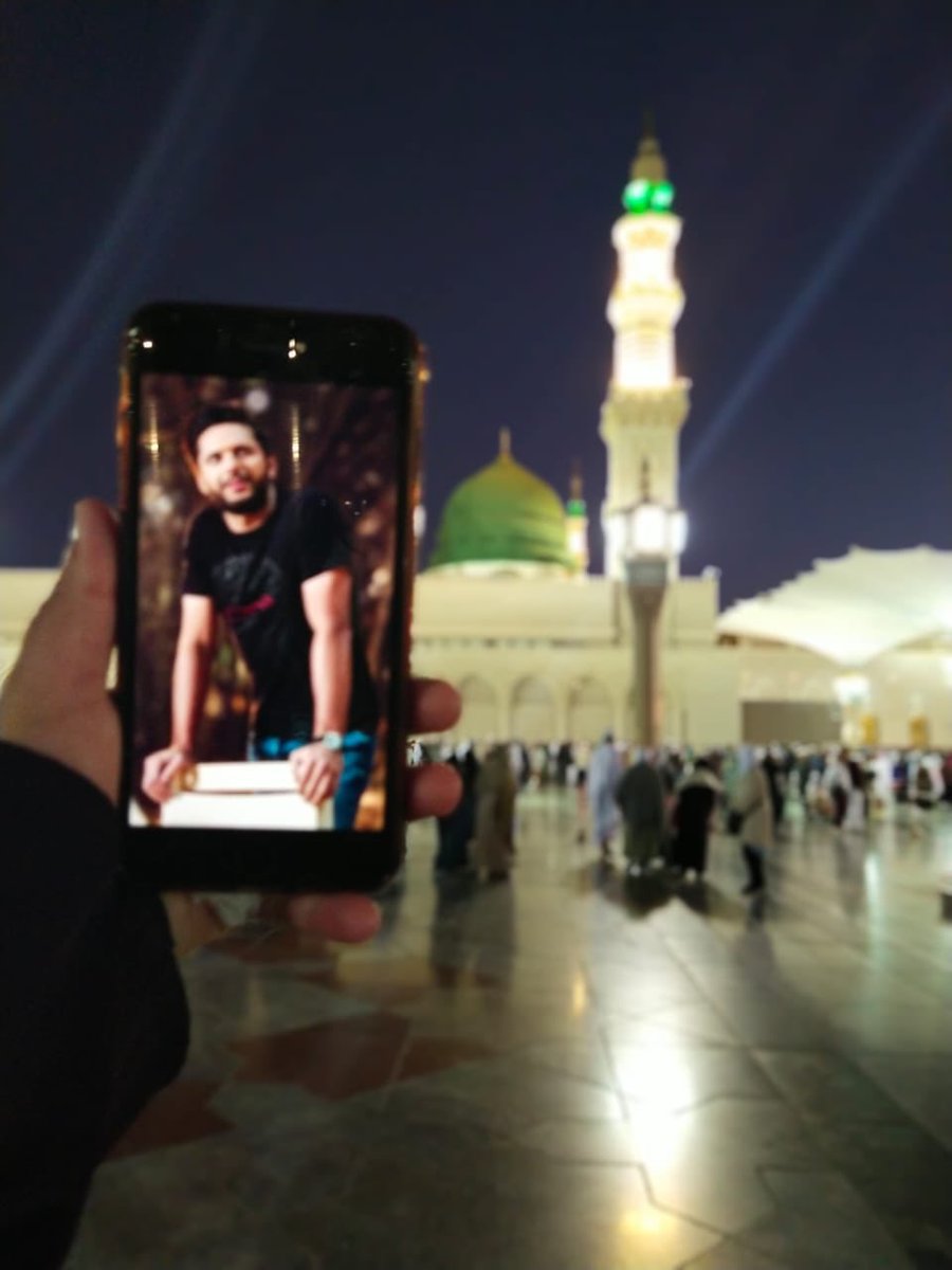 Faizikhan17's tweet photo. I took this picture of lala @SAfridiofficial when i went to saudia in feb 2020 for performing umrah before COVID-19 spread out. You are always in prayers lala May ALLAH pak bless you and your family amiin ❤️ @nsafridi @itsrehmat https://t.co/h3JOrAL0AR