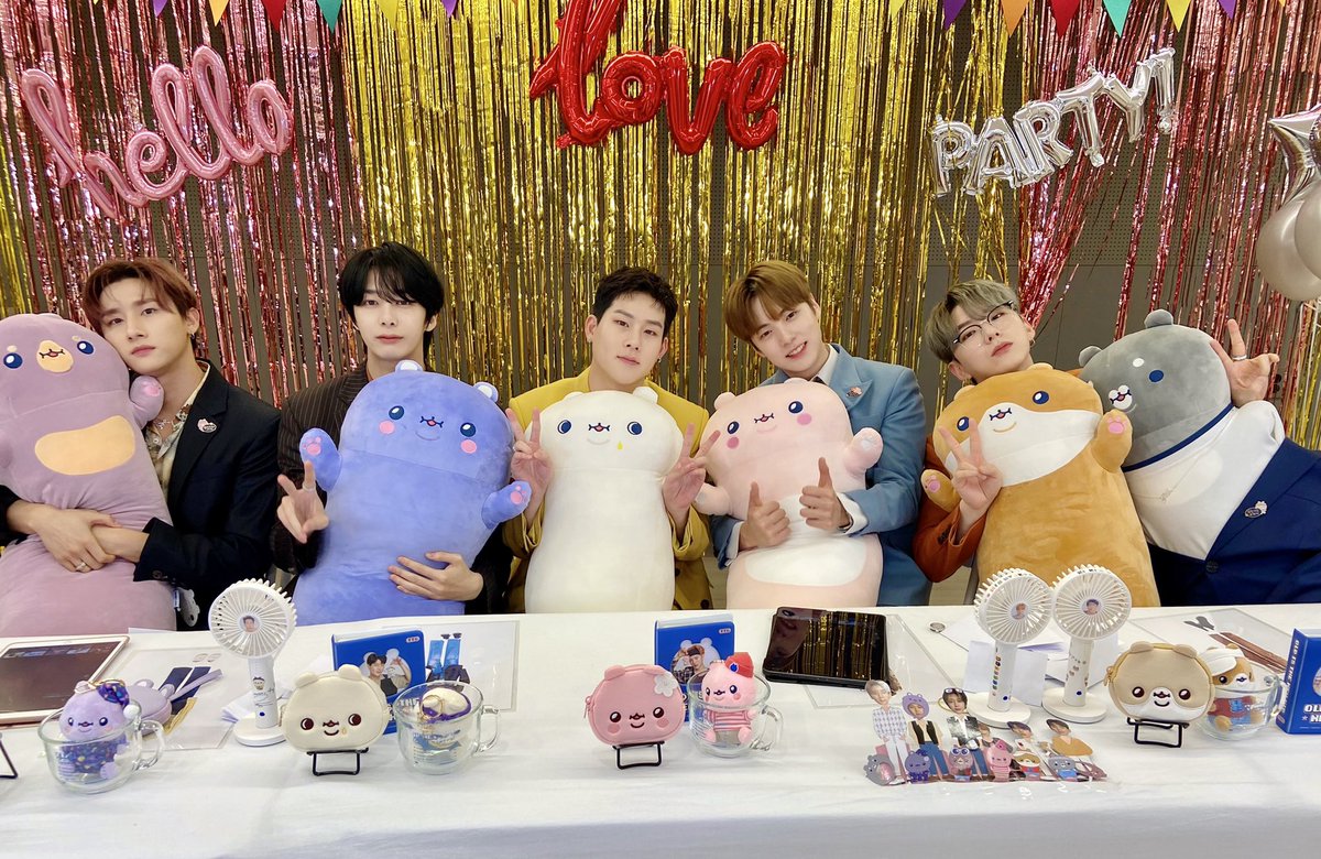 SweetKihyunBr's tweet photo. ~ Twitter |💌| 28.07.2020
[#MONSTA_X]
#V_LIVE Especial 
Festa do #Newtroland finalizada 🎊

O Newtroland acabou,
Mas conteúdos divertidos foram preparados para o futuro,
Por favor, aguardem por TWOTUCKGOM 💓
♡@OfficialMonstaX

#KIHYUN #기현
#MONSTA_X #몬스타엑스 https://t.co/aQEce2pCgL