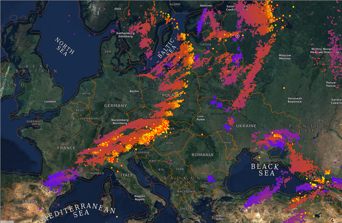 benhub_'s tweet photo. When you think you've seen all the ⚡️ energy of today's weather, but then realize that you saw just a very tiny piece of it — https://t.co/iFZXhYxrER is great on evenings like this. https://t.co/YwWdNTNvDR