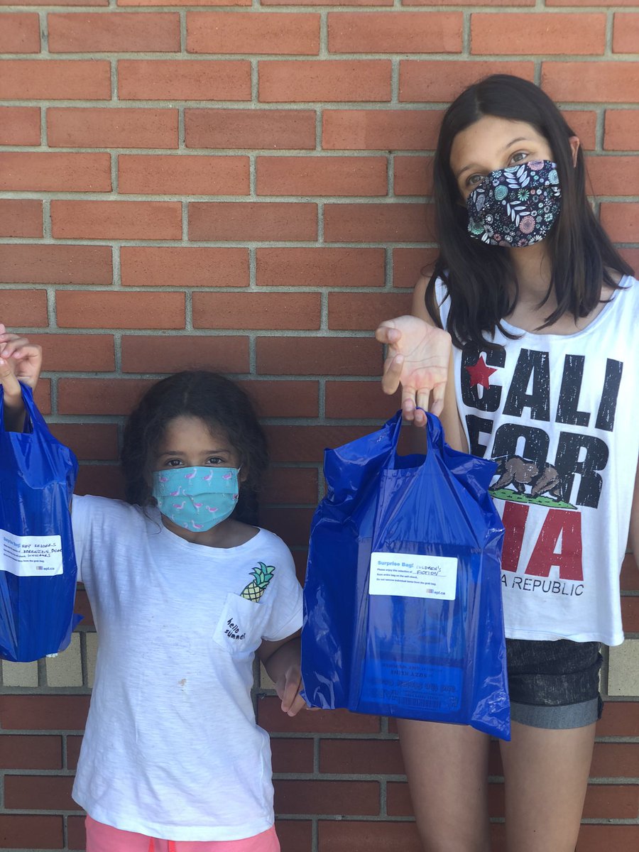 gab_riv's tweet image. We missed the library! A new way to do check outs - surprise bags! 📚 #HowFun #HavingFunIsntHardWhenYouGotALiraryCard @EPLdotCA