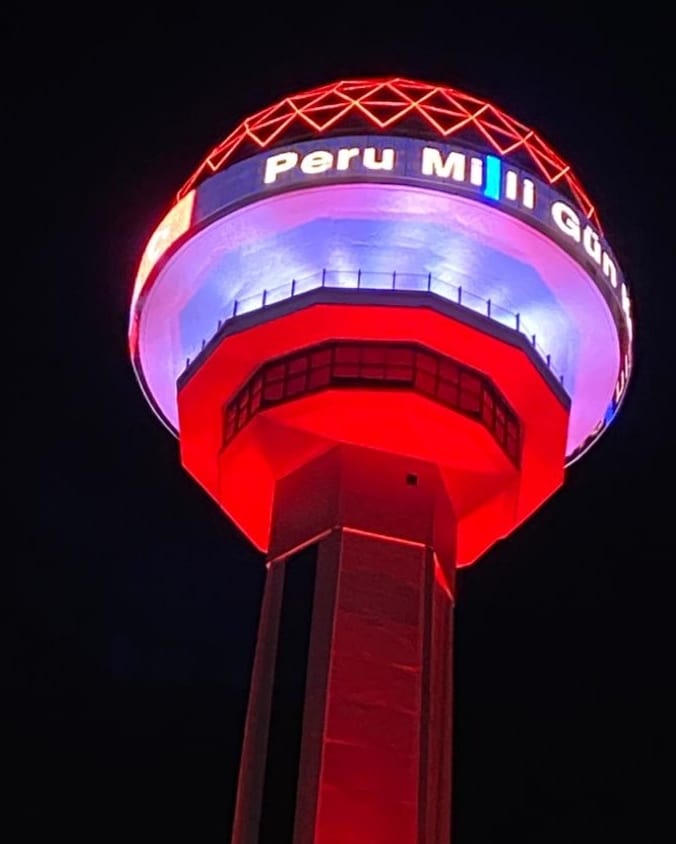 PeruEnTurquia's tweet photo. Hoy la Torre Atakule, símbolo emblemático de Ankara, se ilumina con los colores de nuestra bandera, en honor al 199 aniversario de la independencia del Perú 🇵🇪 ¡Agradecemos el gran gesto de reconocimiento y amistad a nuestros hermanos turcos! https://t.co/8C2kbgujHi