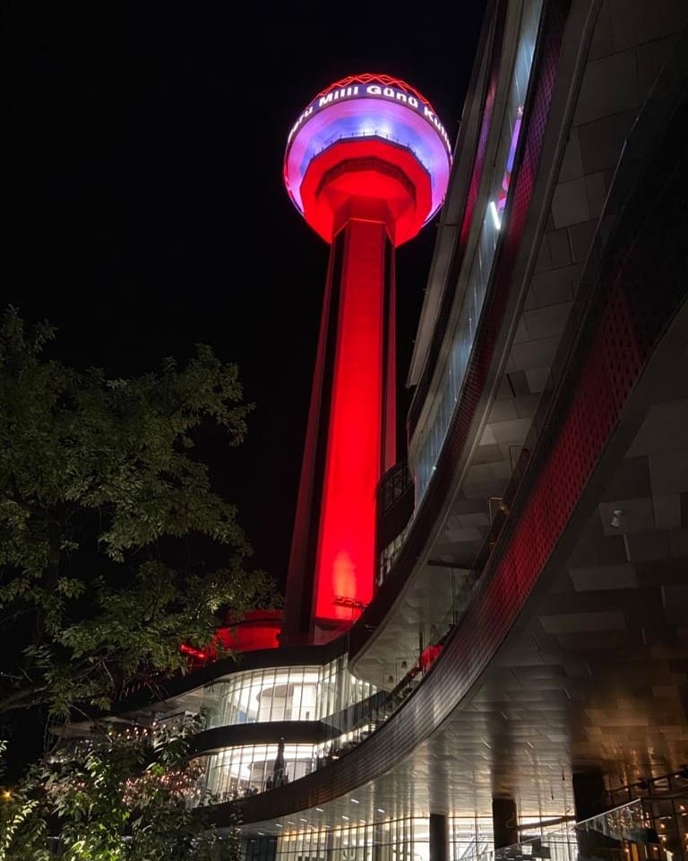 PeruEnTurquia's tweet photo. Hoy la Torre Atakule, símbolo emblemático de Ankara, se ilumina con los colores de nuestra bandera, en honor al 199 aniversario de la independencia del Perú 🇵🇪 ¡Agradecemos el gran gesto de reconocimiento y amistad a nuestros hermanos turcos! https://t.co/8C2kbgujHi